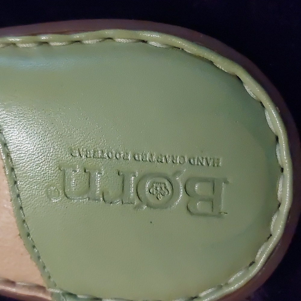 Born Avocado Green Leather Flower Flip Flop Sandals.  Size 8 (39) - Picture 3 of 6